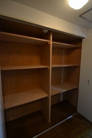 収納　可動式棚板付き収納で家財道具などの整理しやすいですね♪