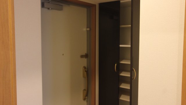 玄関　同物件、別号室のものです。