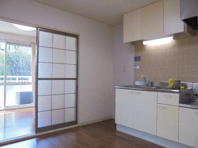 居室・リビング　写真は102号室です（参考）