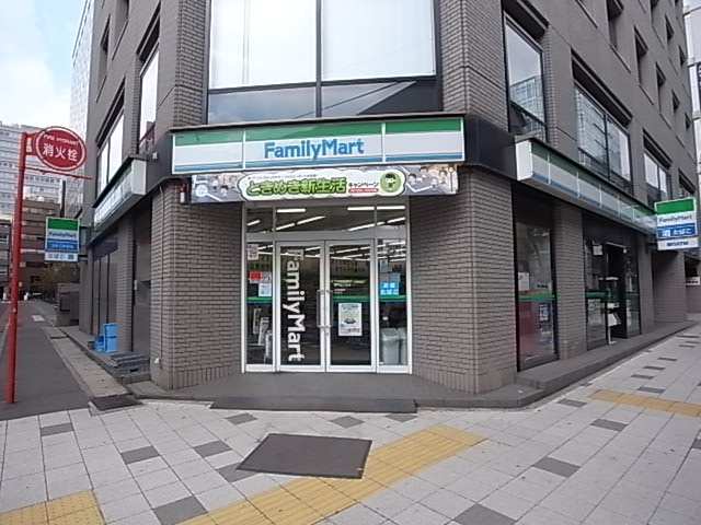 コンビニ　ファミリーマート（コンビニ）まで383m