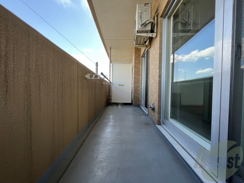 バルコニー　バルコニー。洗濯物がはかどりそうな広さがありますよ。