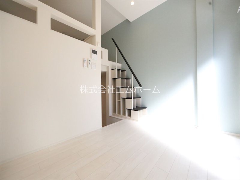 居室・リビング　洋室5.5帖　ロフト6.1帖（収納にも寝室にも使えます）