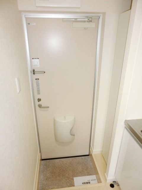 玄関　玄関にはトールタイプのシューズボックス。