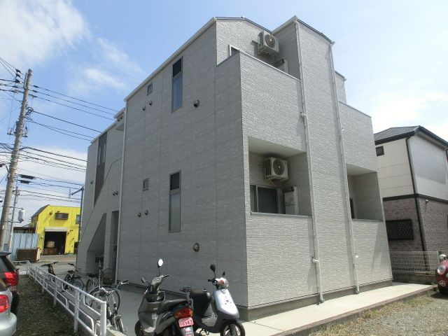 建物外観　前面駐車場で日当たり良好