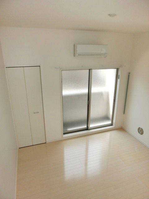 居室・リビング　開放感のあるロフト付きのお部屋。