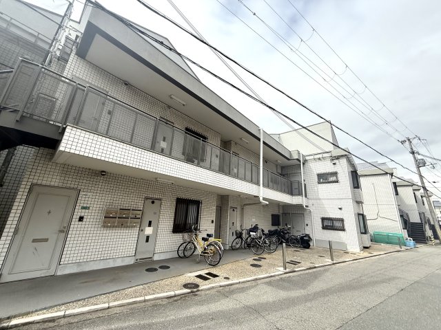 建物外観　敷地内に駐車場があります♪