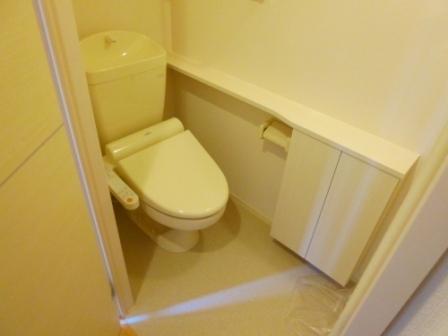 トイレ　温水洗浄暖房便座がついてます♪