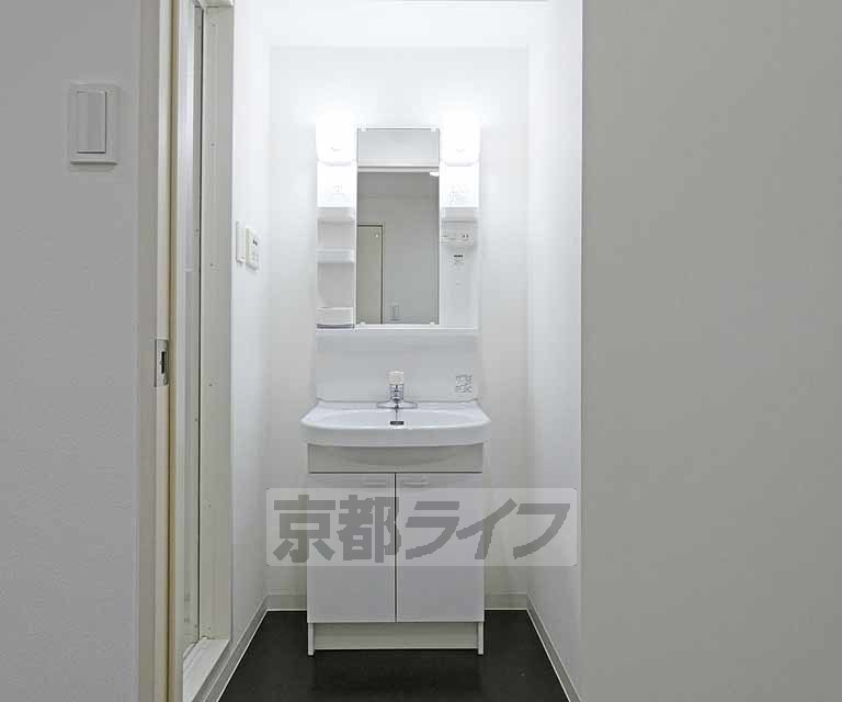 洗面設備　綺麗な洗面台です。