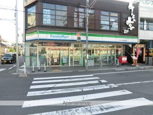 コンビニ　ファミリーマート（コンビニ）まで221m