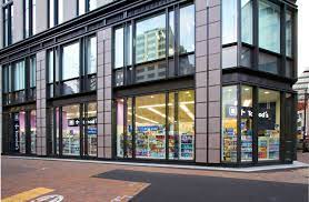 ドラックストア　トモズ銀座三丁目店（ドラッグストア）まで217m