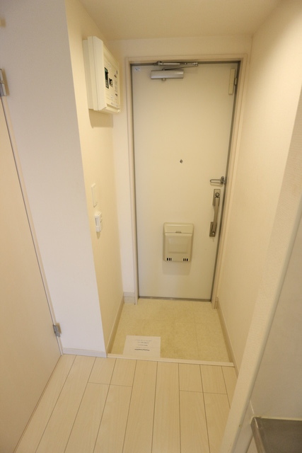 玄関　※写真は他号室です