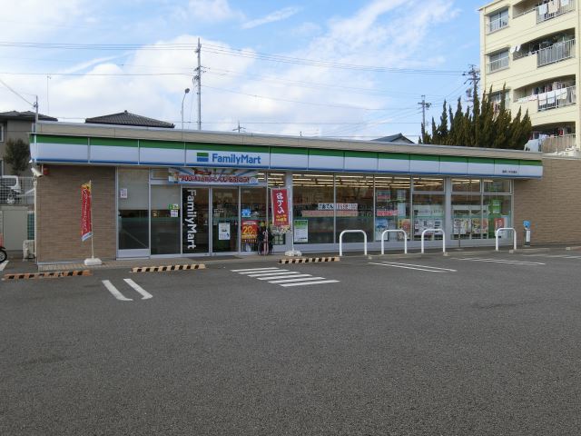 コンビニ　ファミリーマート（コンビニ）まで550m