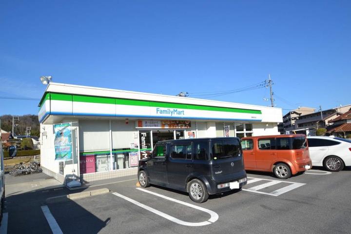 コンビニ　ファミリーマート（コンビニ）まで618m