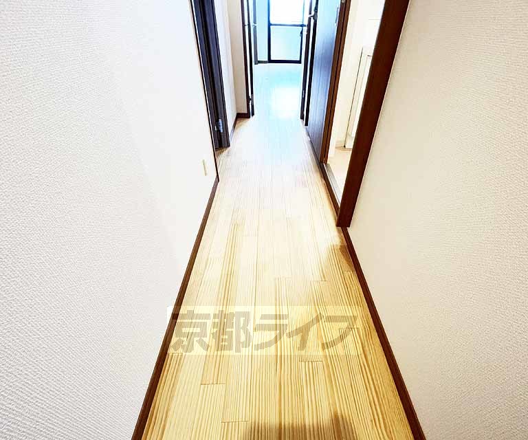 その他部屋・スペース　明るい雰囲気の廊下です。