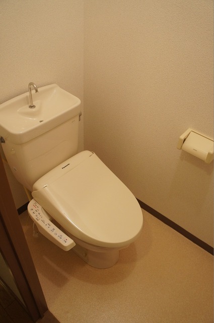 トイレ　あったら嬉しい設備の温水洗浄便座付き♪