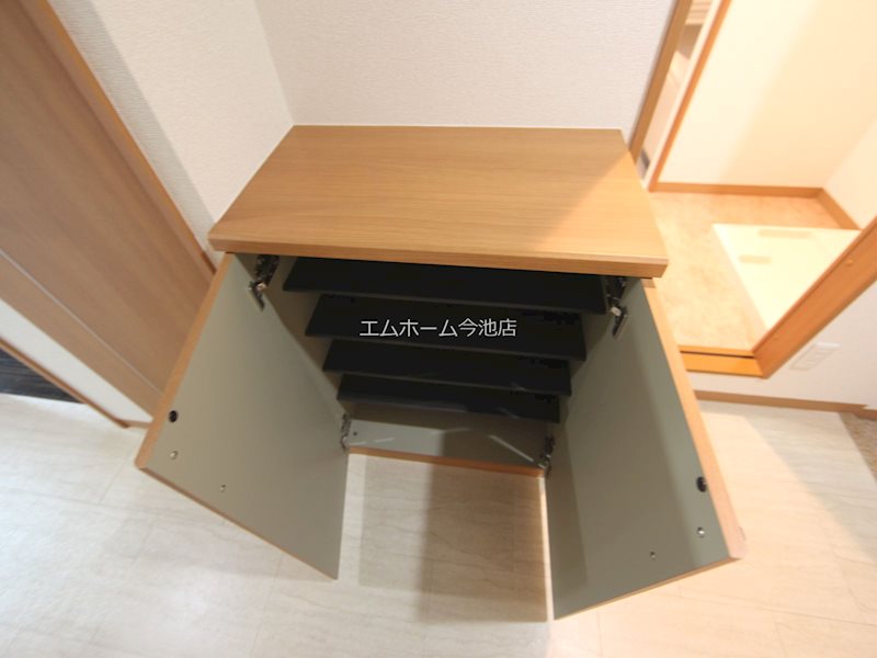 玄関　玄関　シューズボックス付（収納充実してます）