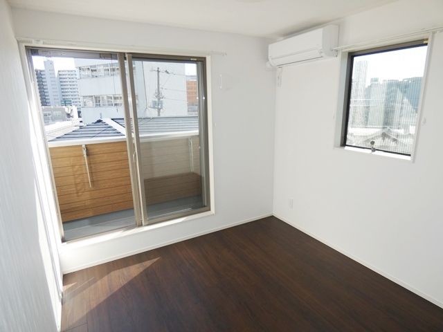 その他部屋・スペース　二面採光なので日当たりが良く温かみのあるお部屋です