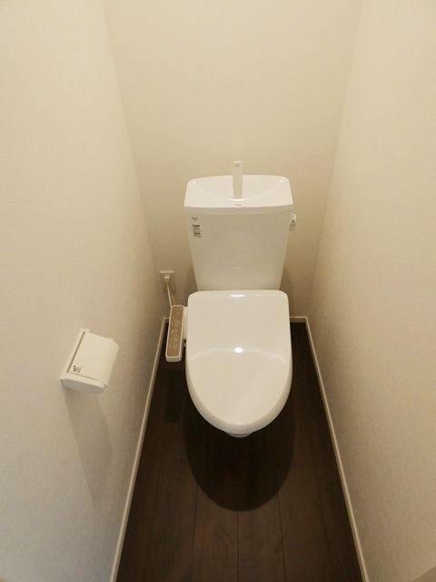 トイレ　温水洗浄便座付きです