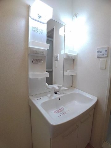 洗面設備　明るい洗面所です