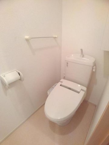 トイレ　落ち着いた色調のトイレです