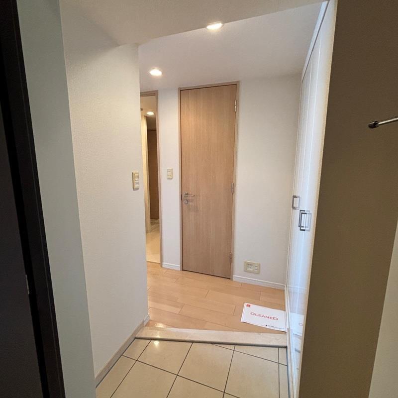 玄関　※別部屋の参考写真です。