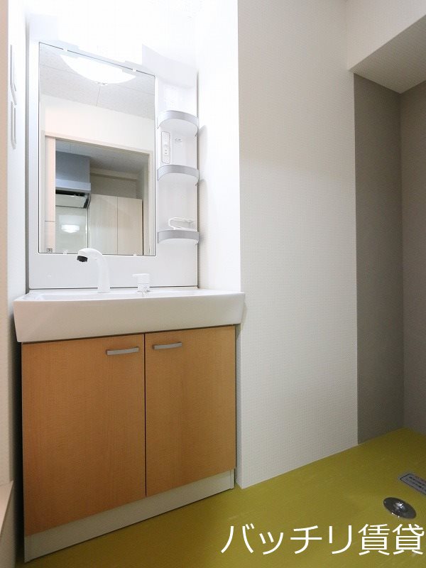 洗面設備　別号室タイプの為、現状を優先します