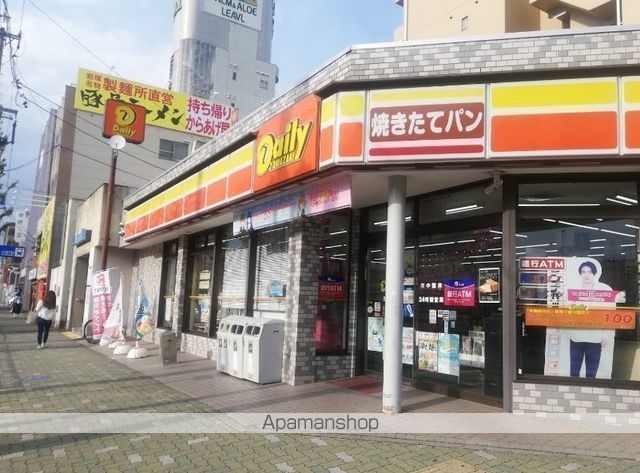 コンビニ　デイリーヤマザキ（コンビニ）まで726m
