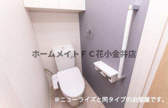トイレ　落ち着いた色調のトイレです