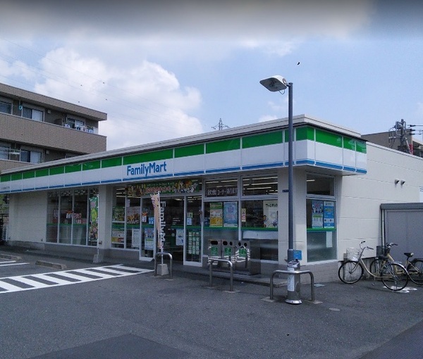 コンビニ　ファミリーマートニック北加瀬三丁目店（コンビニ）まで599m
