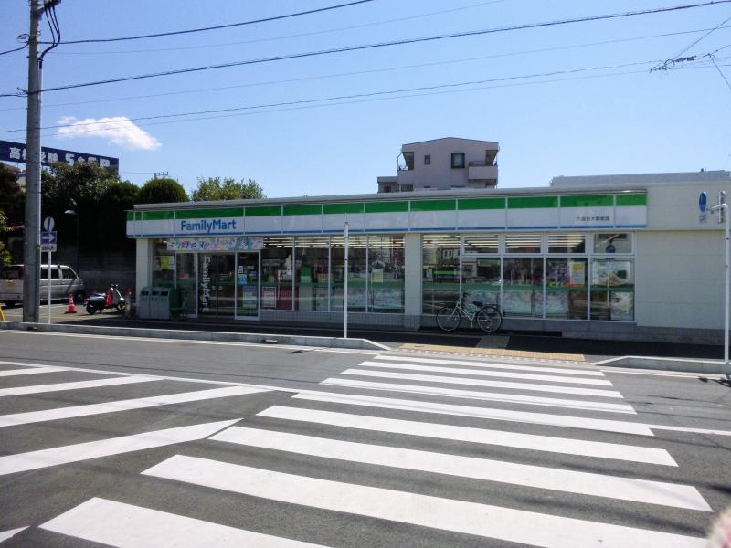 コンビニ　ファミリーマート 六会日大駅前店（コンビニ）まで437m