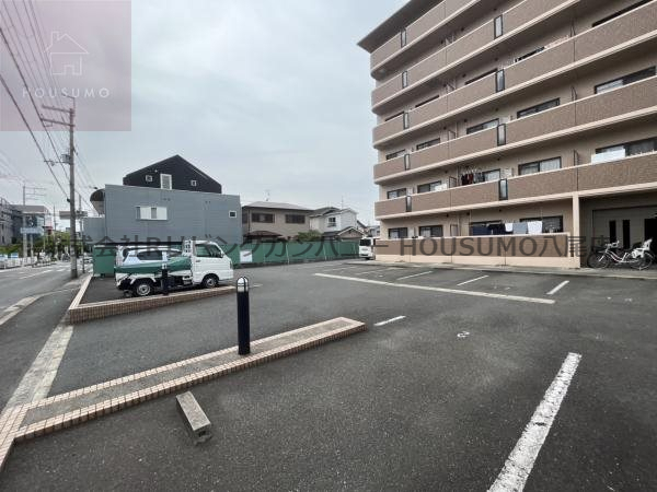 駐車場　駐車場があるので、車を買う予定の方も安心です