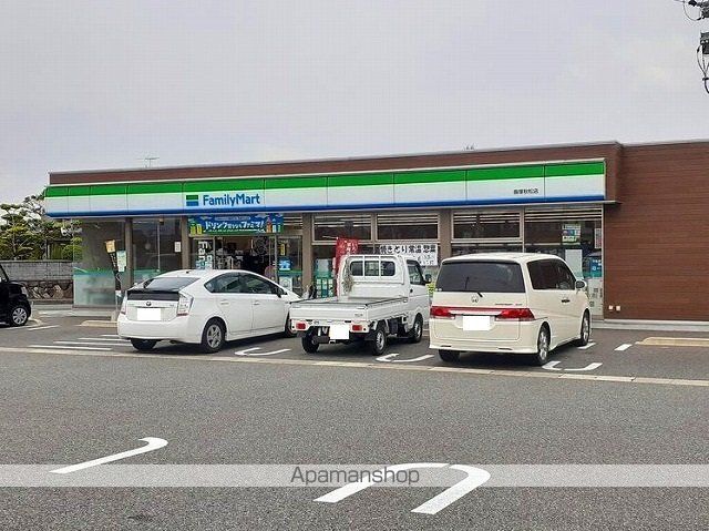 コンビニ　ファミリーマート（コンビニ）まで150m