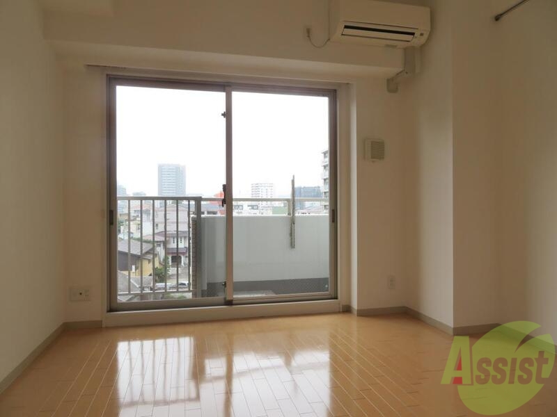 居室・リビング　広々とした窓が印象的なきれいなお部屋ですね。