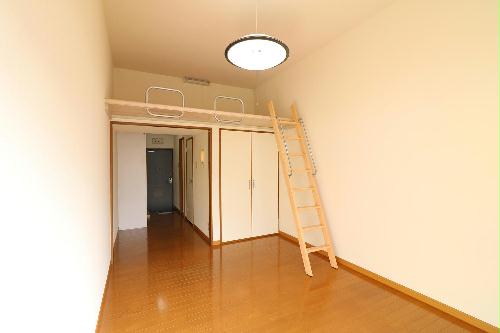 居室・リビング　（※一部の号室で家具家電なし）１Ｆフローリング仕様・２Ｆ絨毯