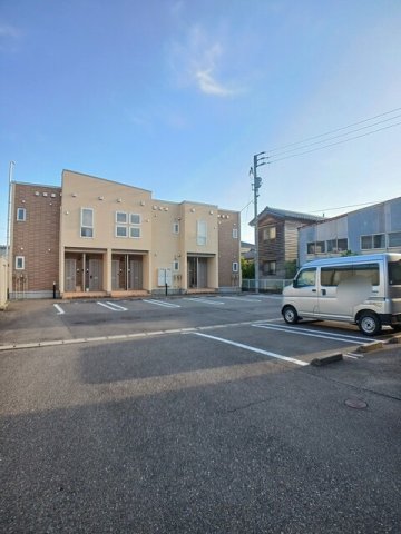 駐車場　車をお持ちの方に嬉しい駐車場付きの物件です