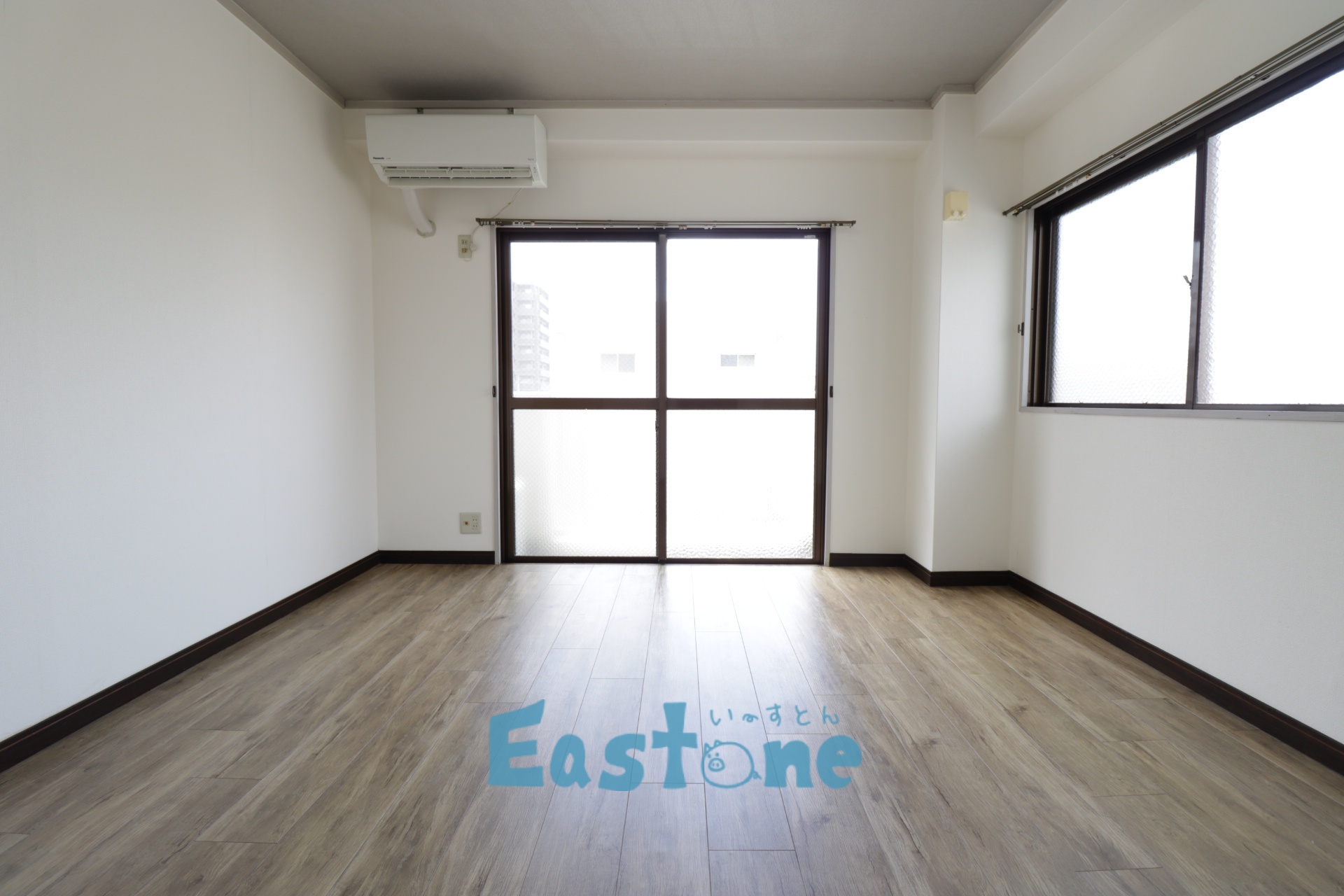 居室・リビング　角部屋で2面採光が嬉しい