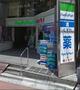 コンビニ　ファミリーマート薬ヒグチ新宿百人町店（コンビニ）まで355m