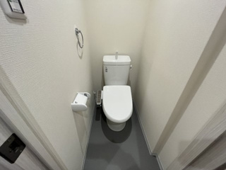 トイレ　温水洗浄便座付きのトイレです♪