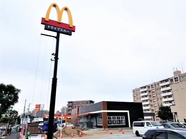 飲食店　マクドナルド南新川店（飲食店）まで393m