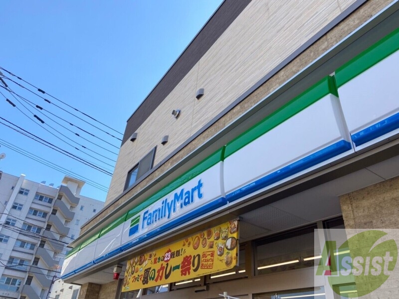 コンビニ　ファミリーマート札幌北6条西7丁目店（コンビニ）まで261m