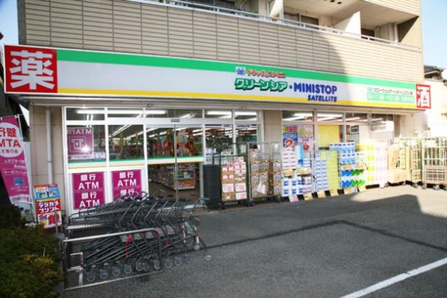 ドラックストア　グリーンシア・ミニストップサテライト万願寺店（ドラッグストア）まで880m