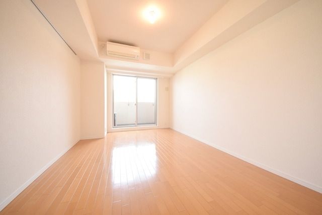 居室・リビング　10帖の明るいお部屋です