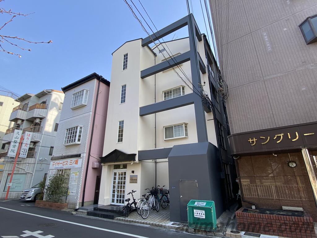 建物外観　鉄骨造4階建て