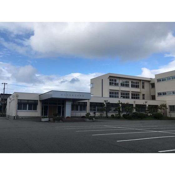 中学校　射水市立射北中学校（中学校）まで1865m