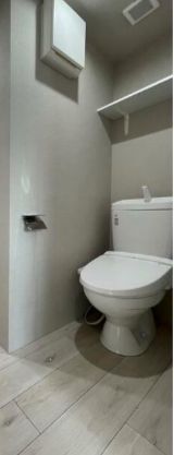 トイレ　落ち着いた色調のトイレです