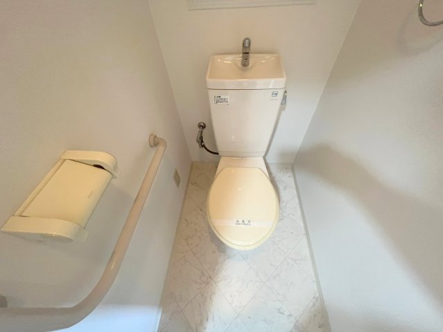トイレ　白くてピカピカのトイレですね。お掃除もしやすいです。