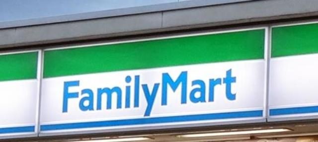 コンビニ　ファミリーマート本木南町店（コンビニ）まで520m