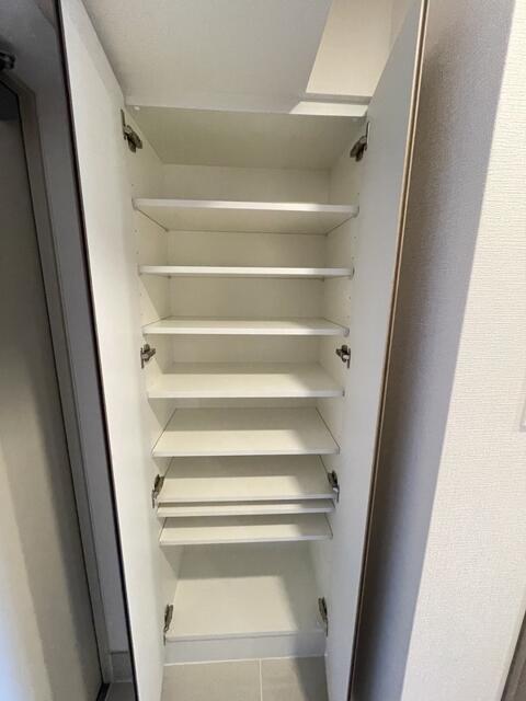 玄関　同物件別部屋写真