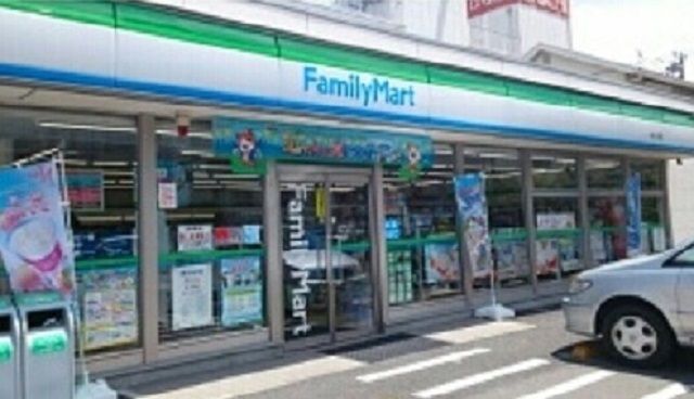 コンビニ　ファミリーマート（コンビニ）まで750m
