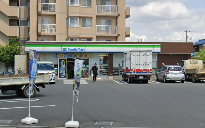 コンビニ　ファミリーマート越谷恩間店（コンビニ）まで588m